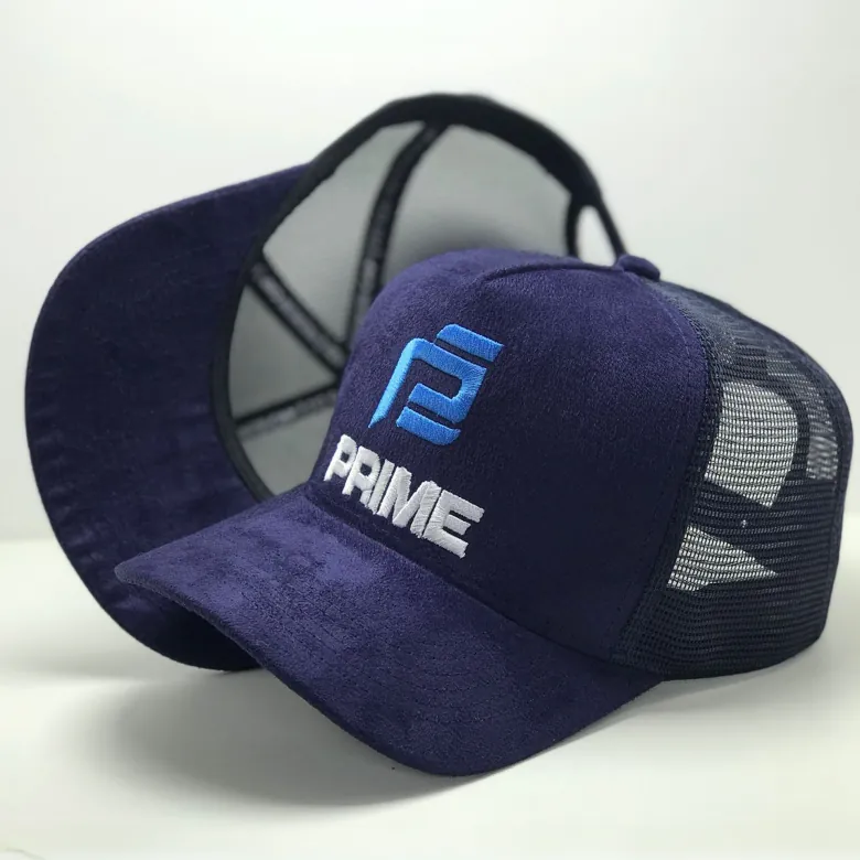 Boné trucker de camurça azul-marinho com bordado personalizado e tela nas laterais