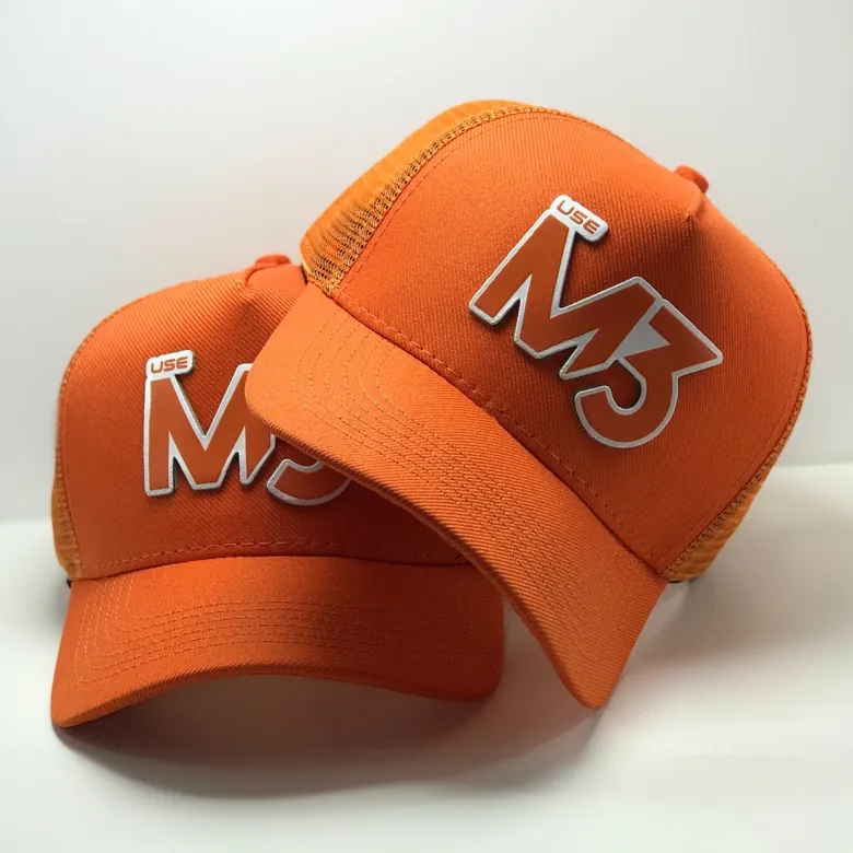 Boné trucker laranja com aba curva, tela atrás e aplique personalizado
