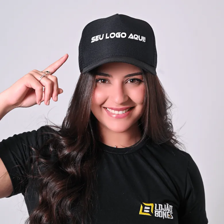 Boné trucker preto com bordado "seu logo aqui" usado por modelo