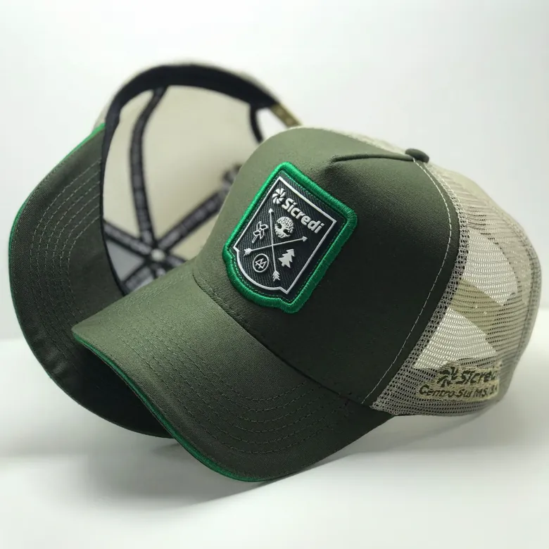 Boné trucker verde-musgo com patch bordado personalizado e tela bege