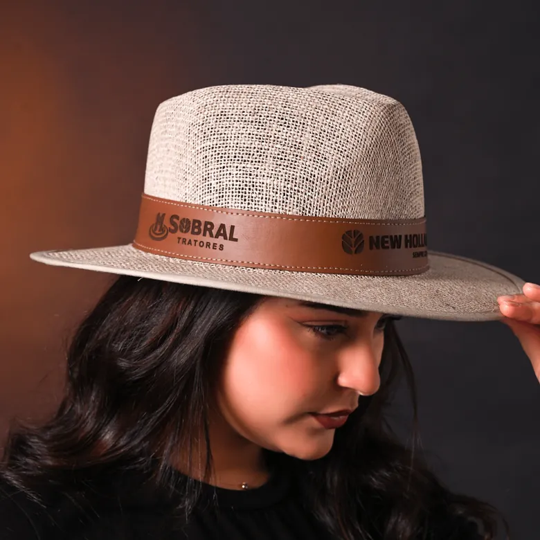 Chapéu fedora de juta com faixa de couro personalizada para empresa de tratores