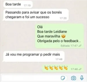 Print de conversa no WhatsApp com cliente elogiando a entrega dos bonés