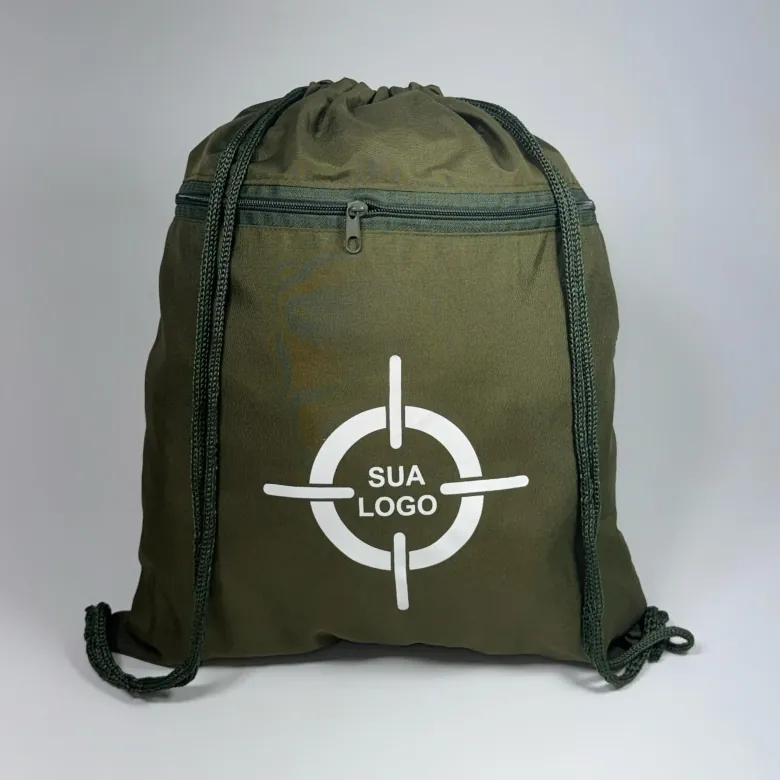 Sacochila verde-militar com estampa personalizada em formato de alvo